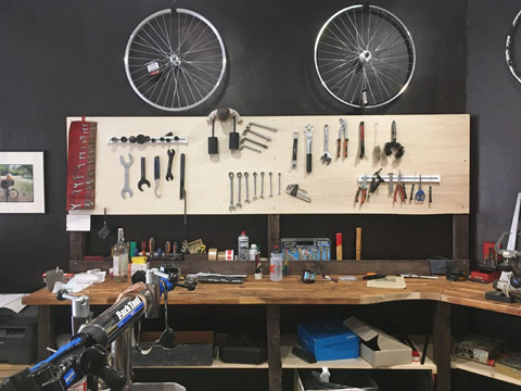 atelier de reparation velo à toulouse outils et établi de l'atelier vélo bicyclit